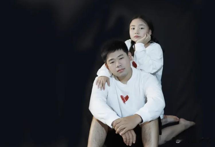 有一个关系很熟的男性朋友，他体制内工作，年入20万左右，有房，35岁，离婚带一个