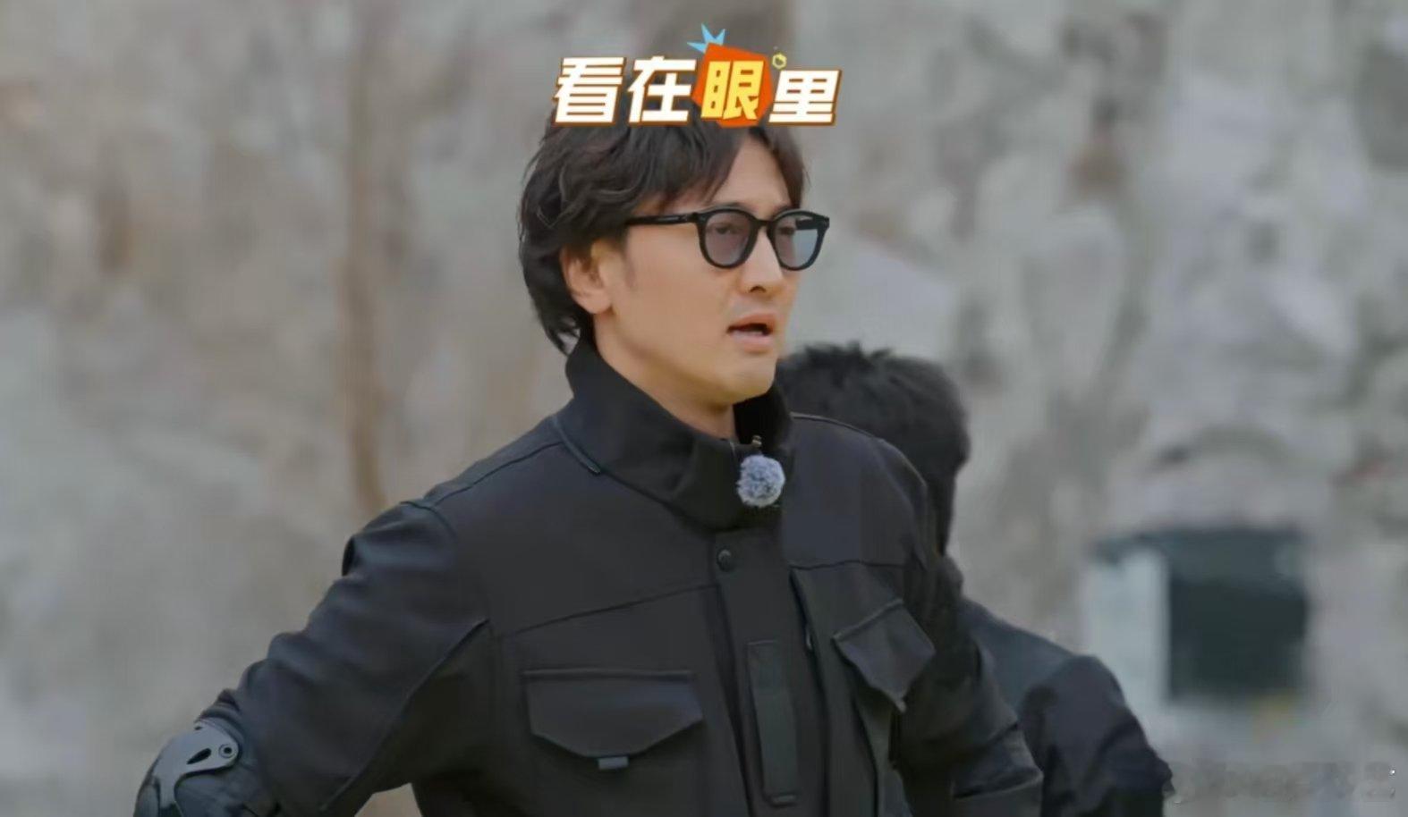 高叶走独木桥带两顶级辅助看到高叶走独木桥害怕，周奇付航稳稳守在两边，王传君周冬雨