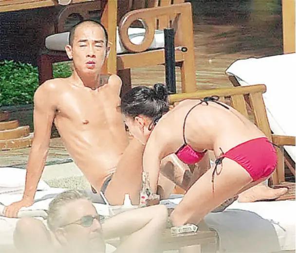 2003年，陈小春张柏芝两人同游曼谷，游泳池旁张柏芝穿着比基尼，娇嗔地看着陈小春