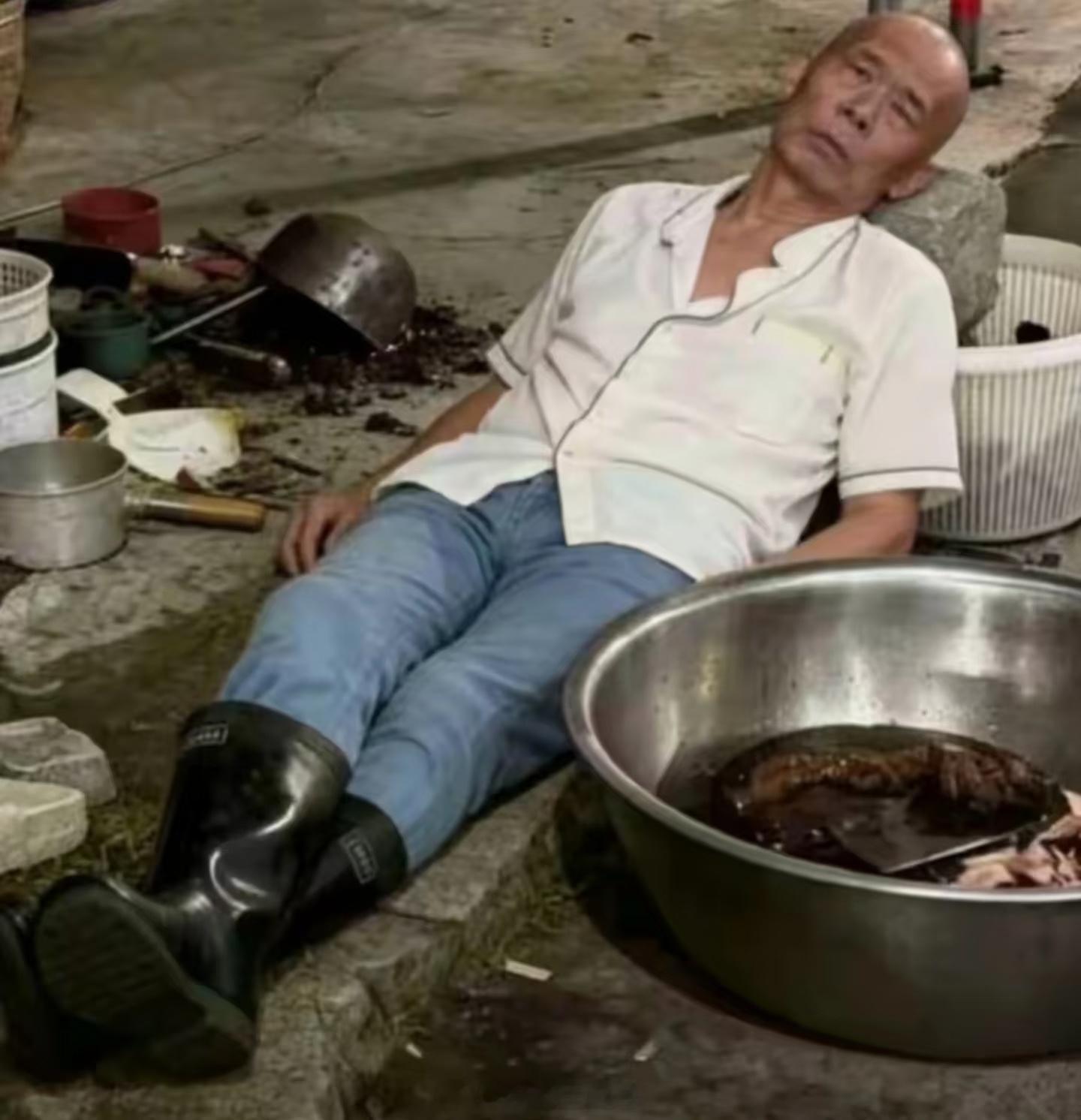 莫氏鸡煲老板称流量来得快去得快网红店铺就是这样的，来得快，去的也快第一波是图新鲜