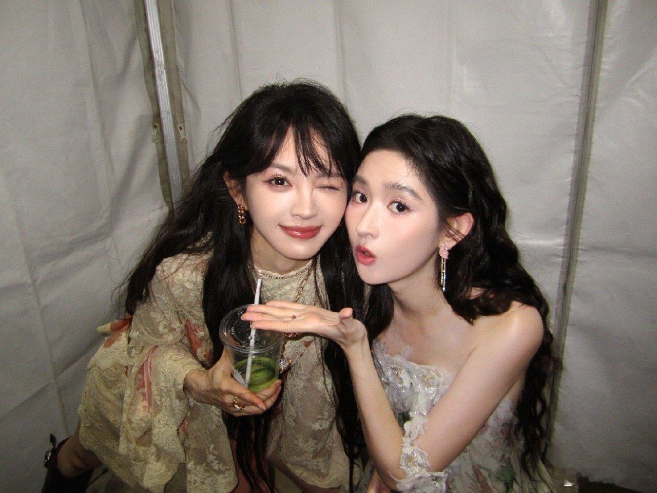 田曦薇芭莎之夜plog两只萌物真的特别美好🥺🤲芭莎之夜plog准时送达🥰田