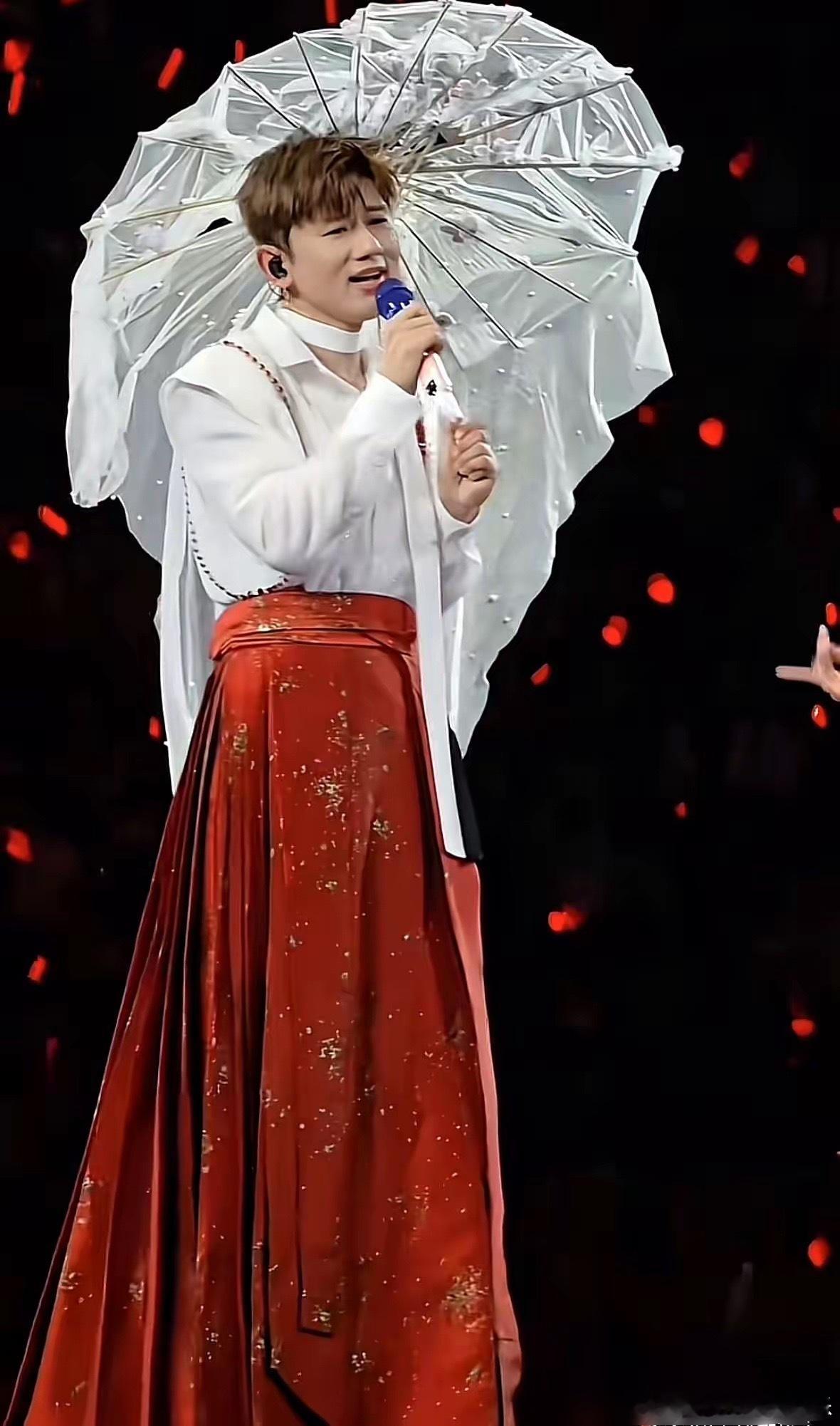 张杰这回终于把紧身裤换下来了，本来以为换上汉服能让人眼前一亮，结果不少网友还是觉