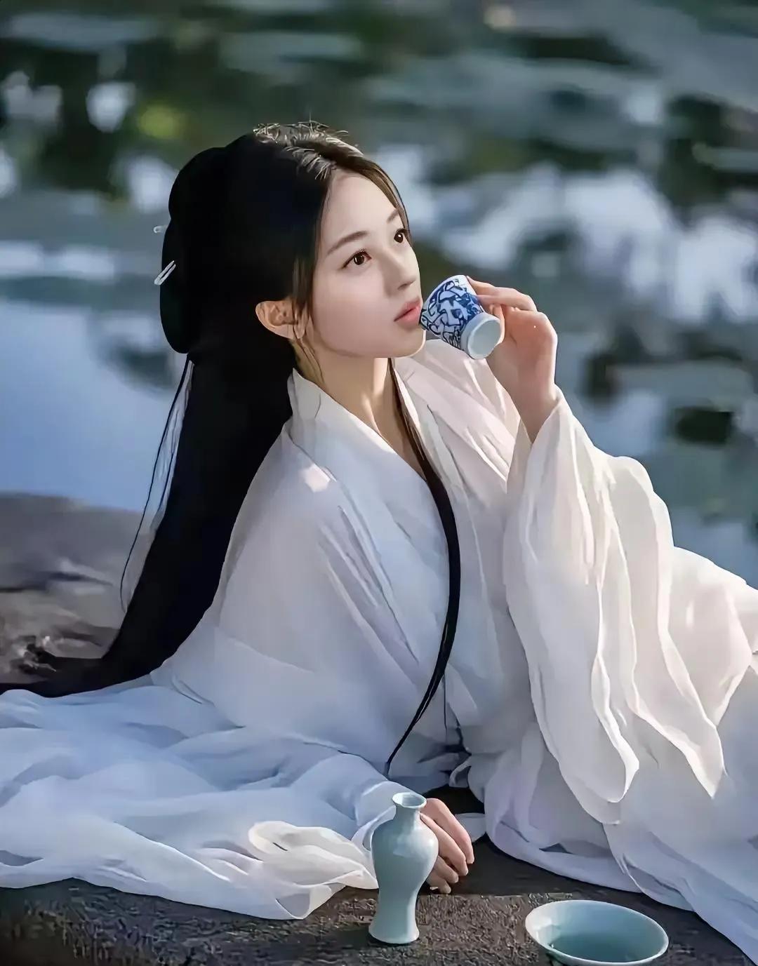 上联：曾经把酒与君醉；
下联：？？？