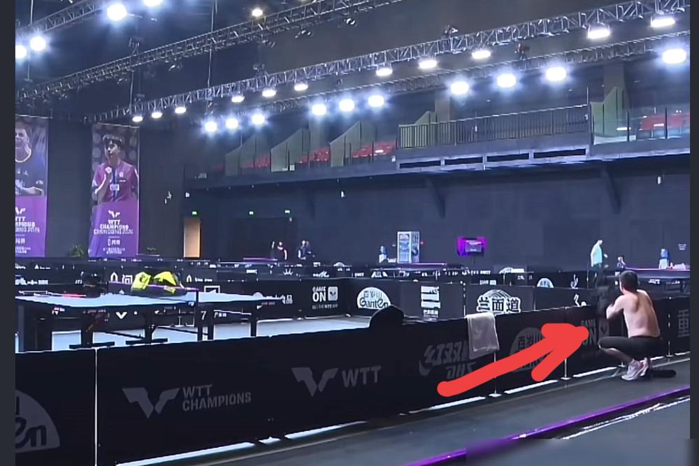 邱贻可躲死角换衣服避镜头，结果被摄像头拍得明明白白，直播间几千人当场乐开怀！
 