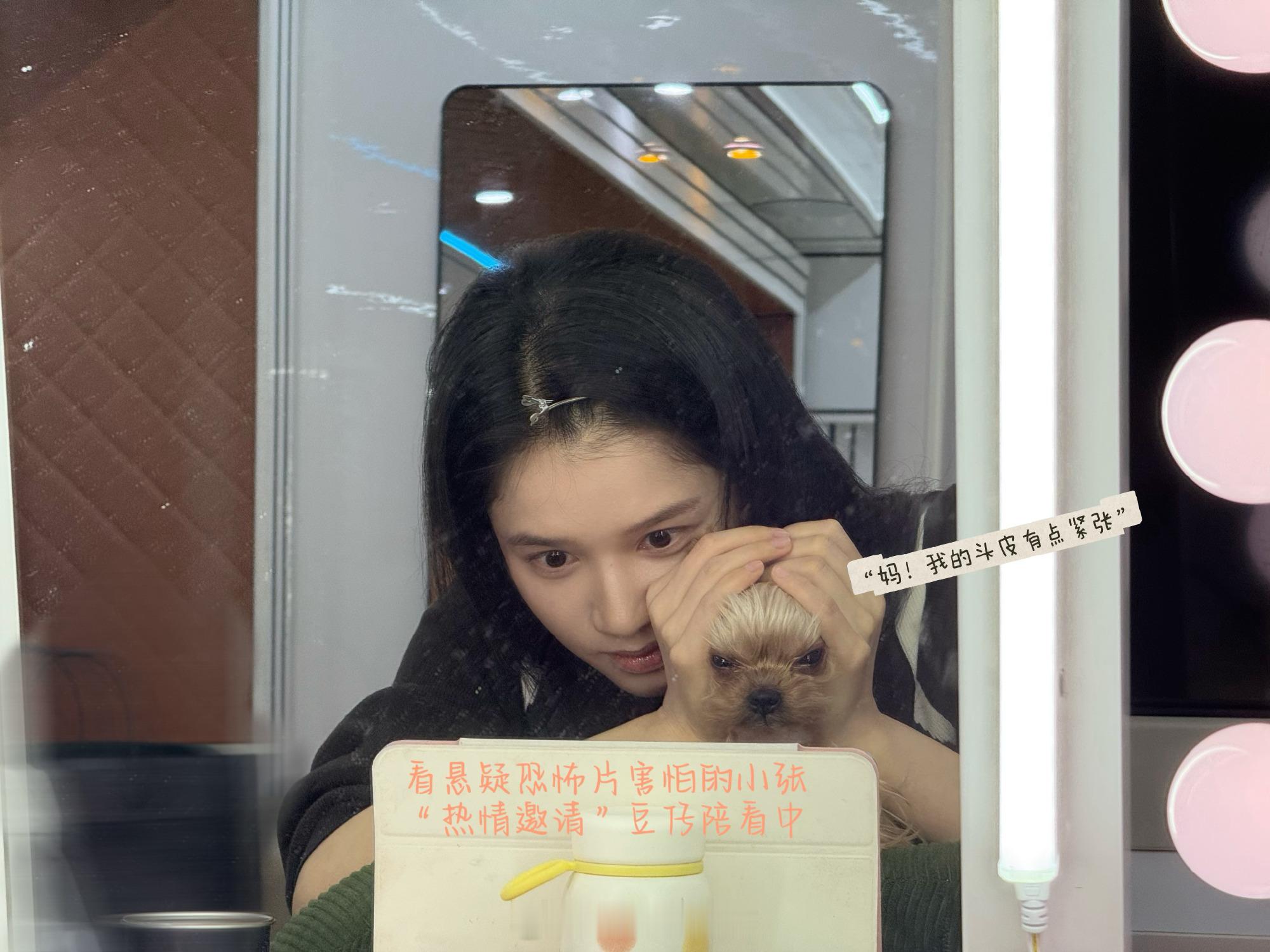 这个张婧仪怎么这么萌御姐脸下是萌妹的灵魂因为害怕恐怖片只能拉着豆仔一起看哈哈哈又