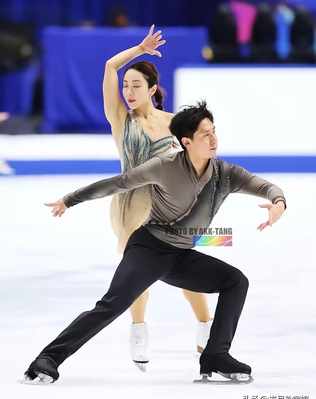 隋文静和韩聪这套衣服，真不靠颜色抢眼，靠的是气韵。
青灰如墨，层层晕开，像把山水