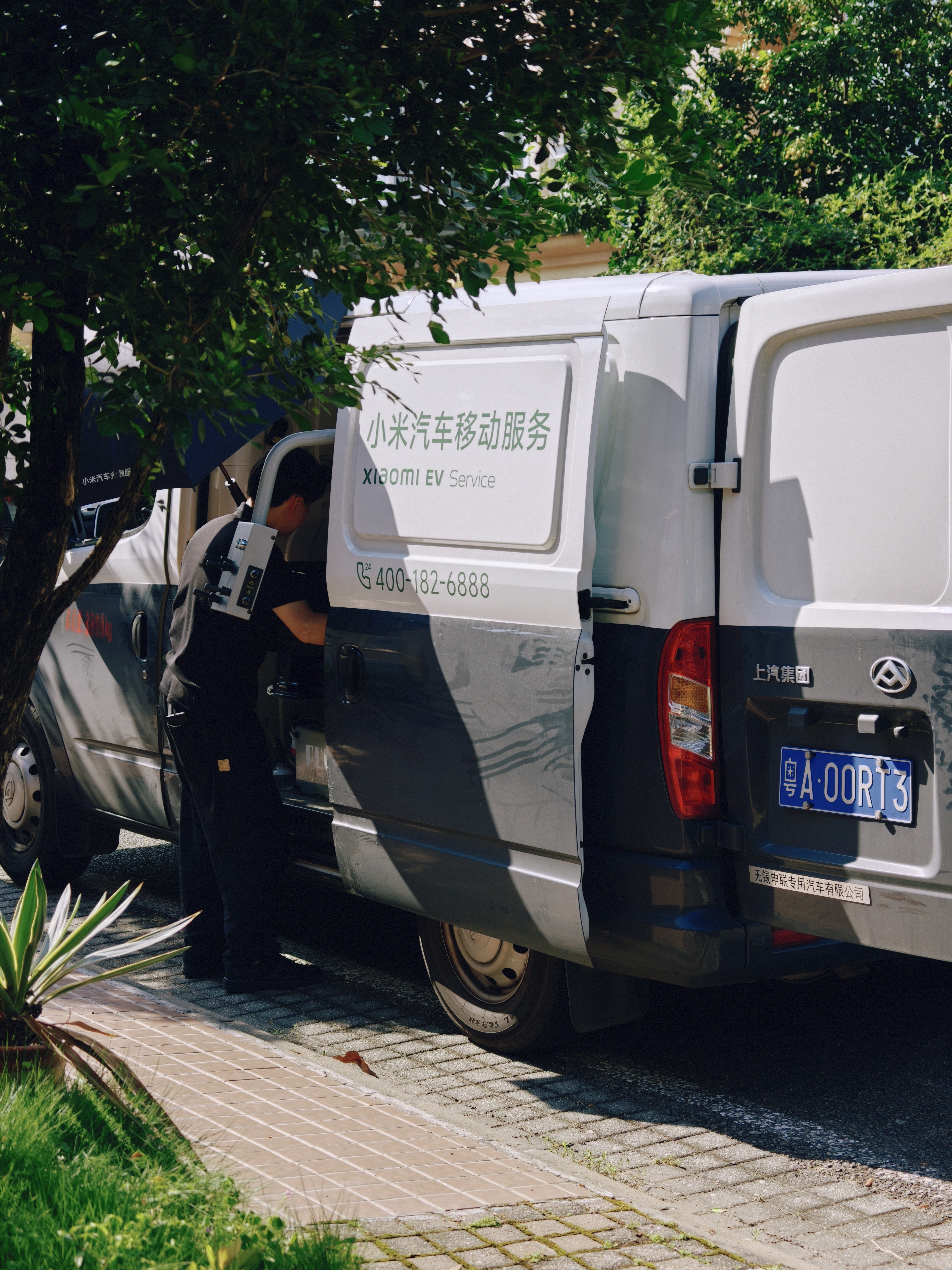 扎钉子爆胎了，小米汽车的上门服务确实可以，无忧包免费上门安装，很快就搞好了👍 