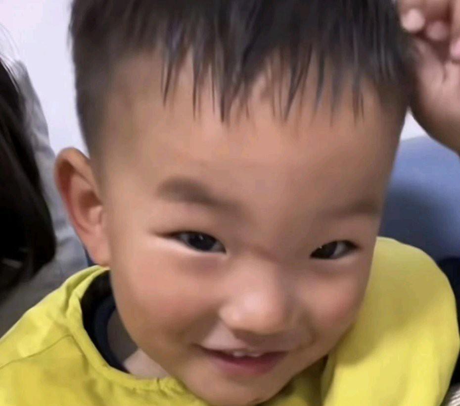 开封三岁的男孩子始终已经四天了，搜救的黄金期也已经过了，还是没有半点消息，让大伙