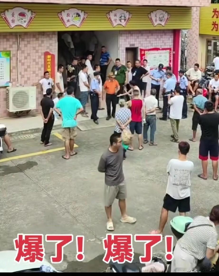 可能形成了一种独特的社交氛围，吸引青年豪杰们相互交流、合作和学习。这种氛围可能促