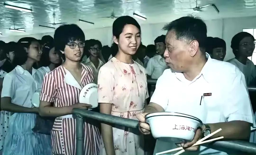 1984年的同济大学食堂，没有VIP窗口，没有专人打饭。校长江景波端着个大瓷碗，