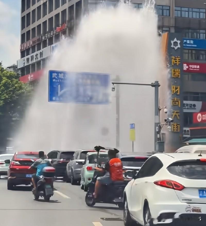 7月18日，重庆江津的一根水管爆裂，水柱喷涌而出。路过的司机们展现出了惊人的默契