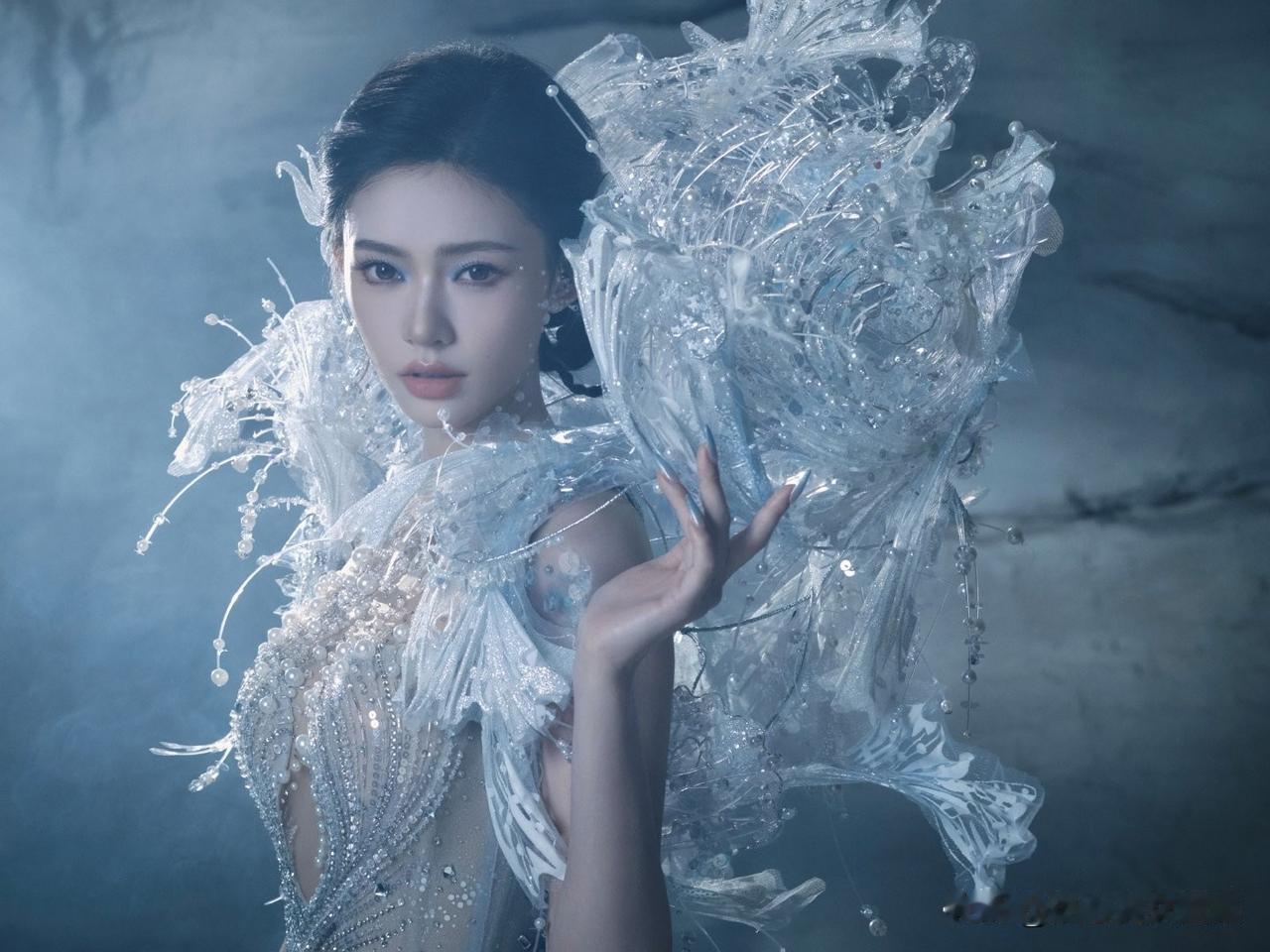 女孩子怎么穿搭既时尚又好看?林允 | 水龙吟演唱会造型 | 闪钻鱼尾裙+羽毛肩饰