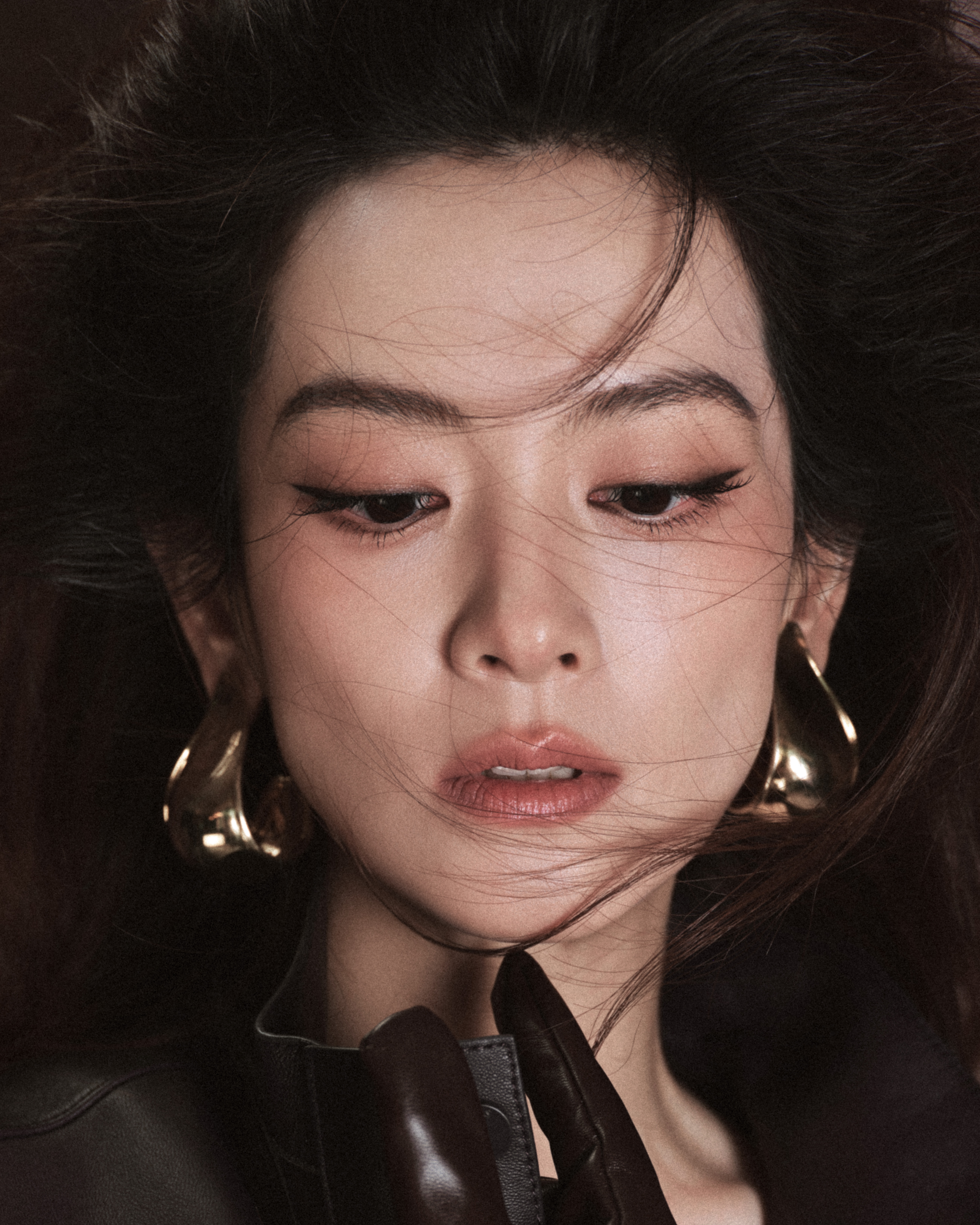 陈昊宇反差萌 路透里的陈昊宇：冷脸御姐，生人勿近。打招呼时的陈昊宇：软声软气，笑
