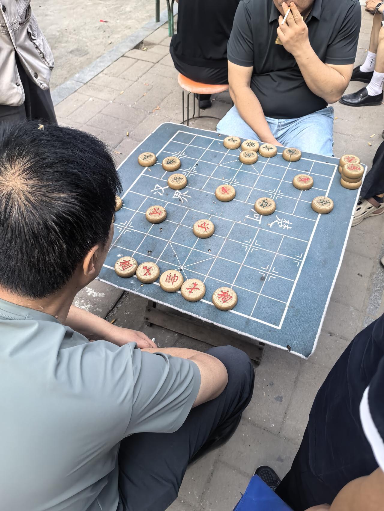 下棋。
每到下午，总有一些人定时定点在那下棋。大多是一些退休人员，社会闲散人员还