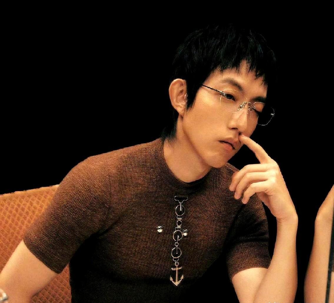 “非常想在年假之后告你们！”一向温和的林宥嘉，直接点名了两名记者。
 
导火索是