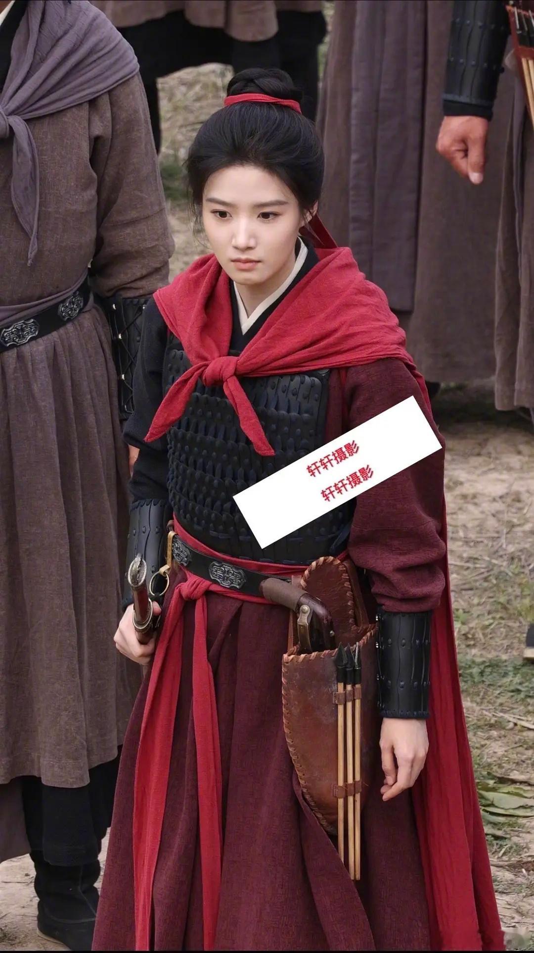 卢昱晓《何不同舟渡》盔甲红披风造型路透 