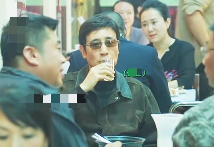 于和伟与友人聚餐喝得非常豪爽