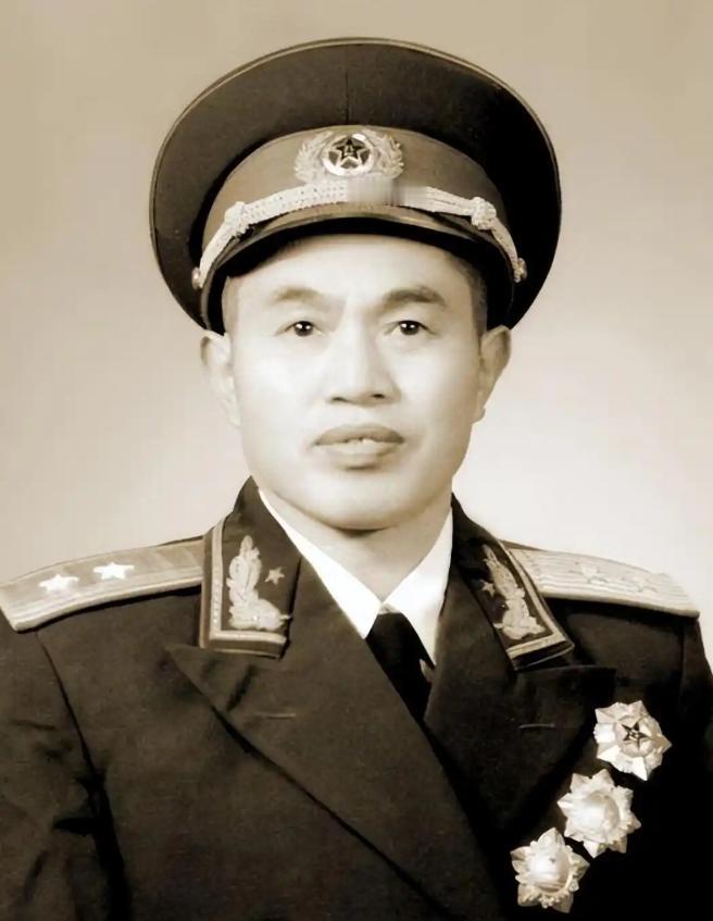 1969年，皮定均将军去甘肃农村视察，一群妇女不穿裤子，用破被子遮挡下身，地委书