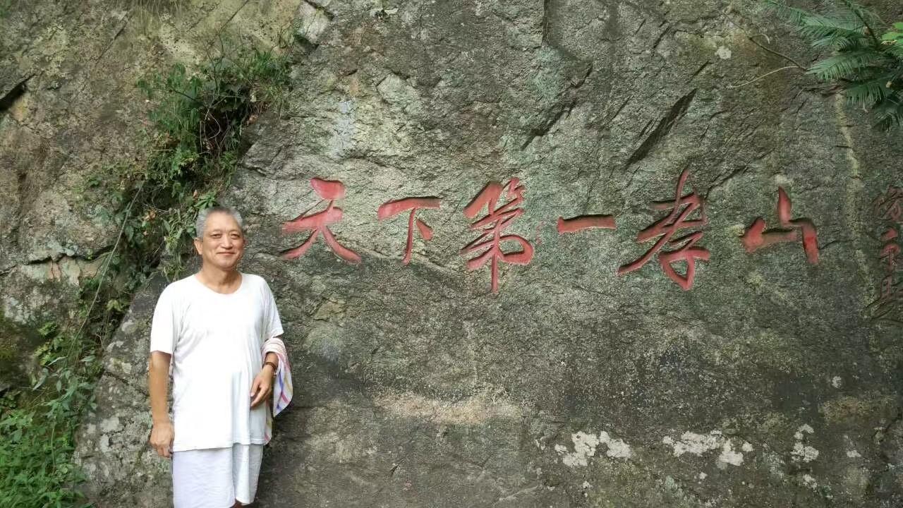 今天10月5号一家人和我妹妹、妹夫、侄女、侄女婿等人回老家给父母上坟。[蜡烛][