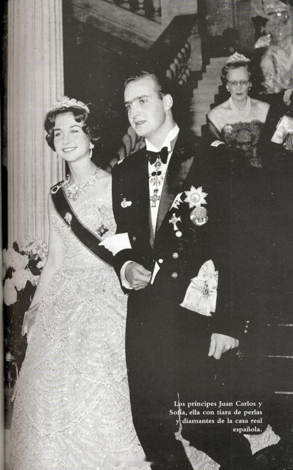 1962年，出嫁前夕的希腊大公主索菲亚和未婚夫，西班牙的胡安·卡洛斯王子在希腊王