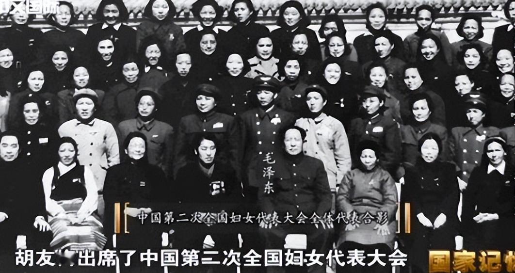 #致敬最美的她#新中国第一位女推土机手，河南人胡友梅。 1932年，她出生于河南