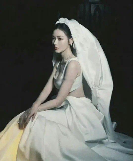 她要是在香港黄金期出道，不输关之琳，李嘉欣吧，可惜没生在那个年代 ​​​