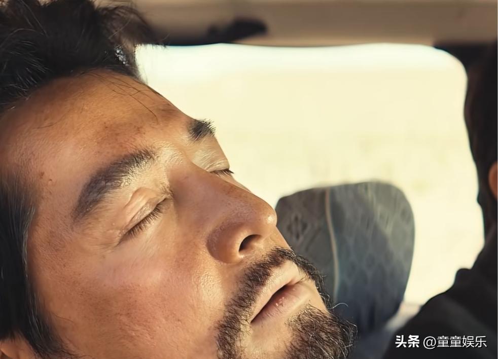 这句话让我瞬间破防了。
一个中年男人跪在血泊里，颤抖着说出这句话时，整个影院都安