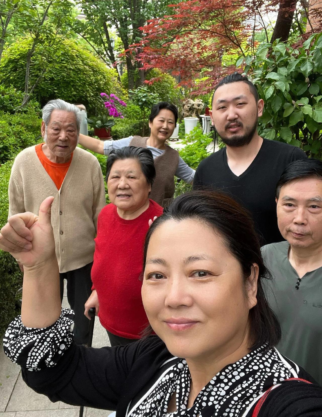 演员王茜华带父母家人户外游玩，一家子朴素低调接地气！53岁的王茜华素颜出镜，十分