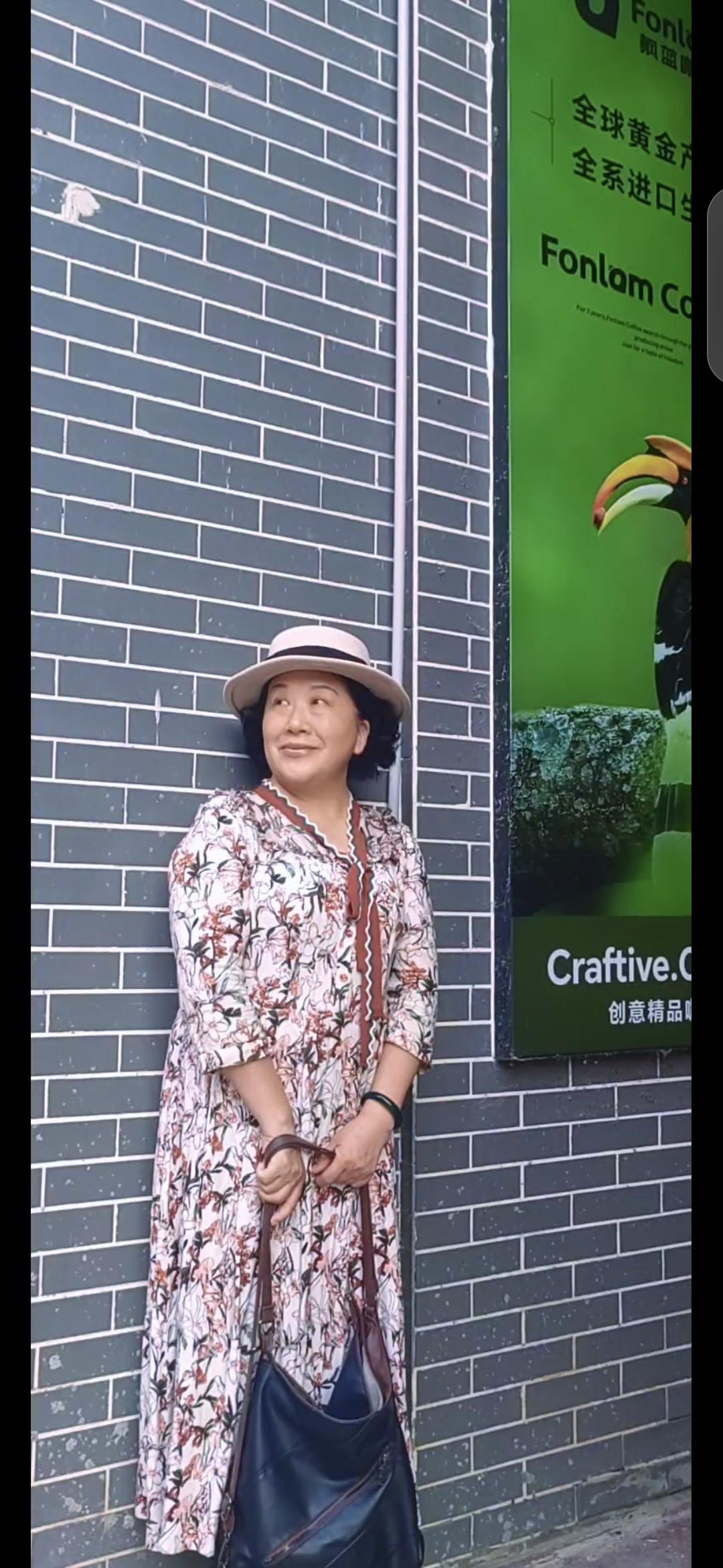 女性朋友们
不知你们有没有察觉
当你和一个处境困窘的男人相伴时
你不光要迁就他那