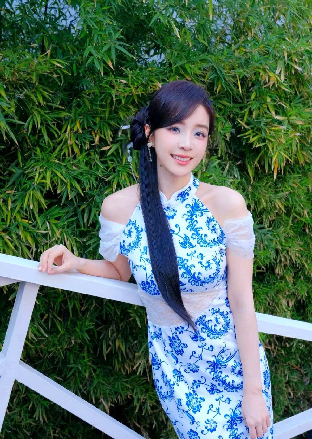 “幼竹才舒几缕青”七个字把联友逼到连发六个作揖。
评论区秒变擂台：@竹里馆 丢出