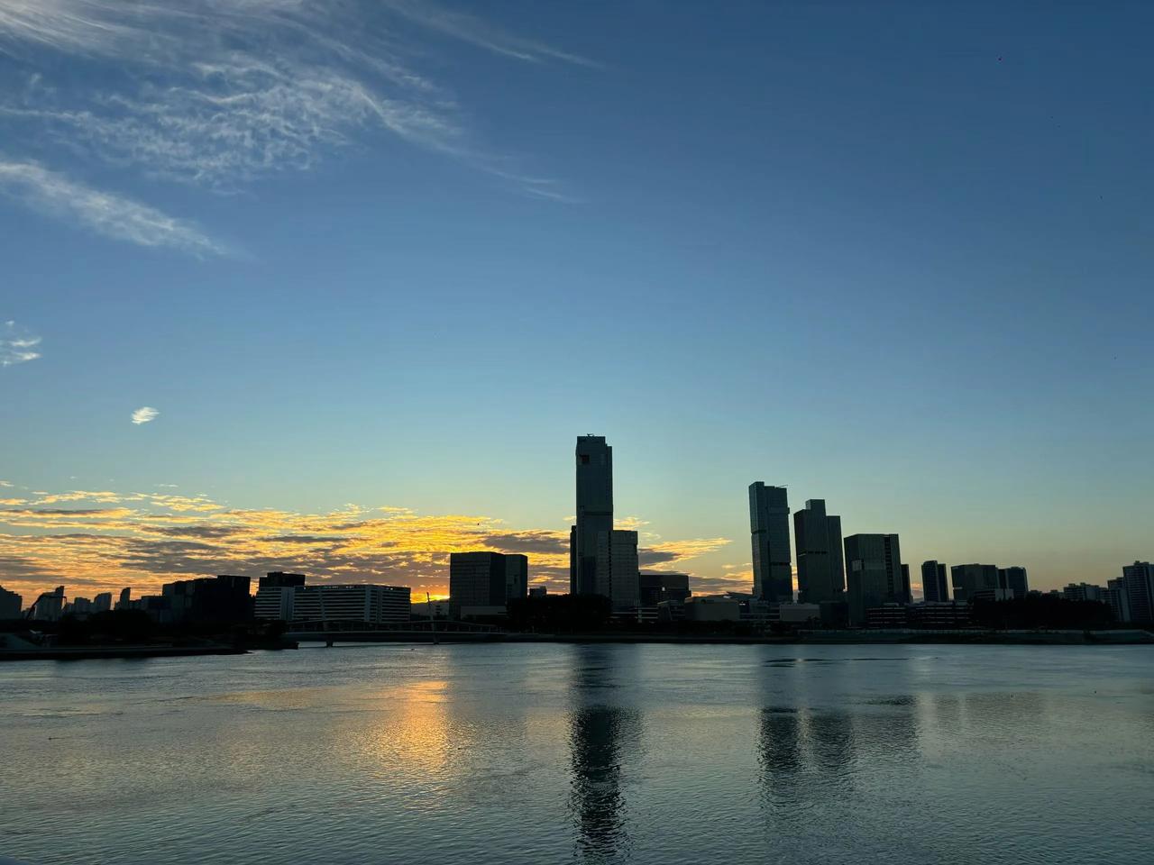 我见过的最顶级的文案，
也是最毒的鸡汤，不怕你见笑——
我反复看了至少有一个小时