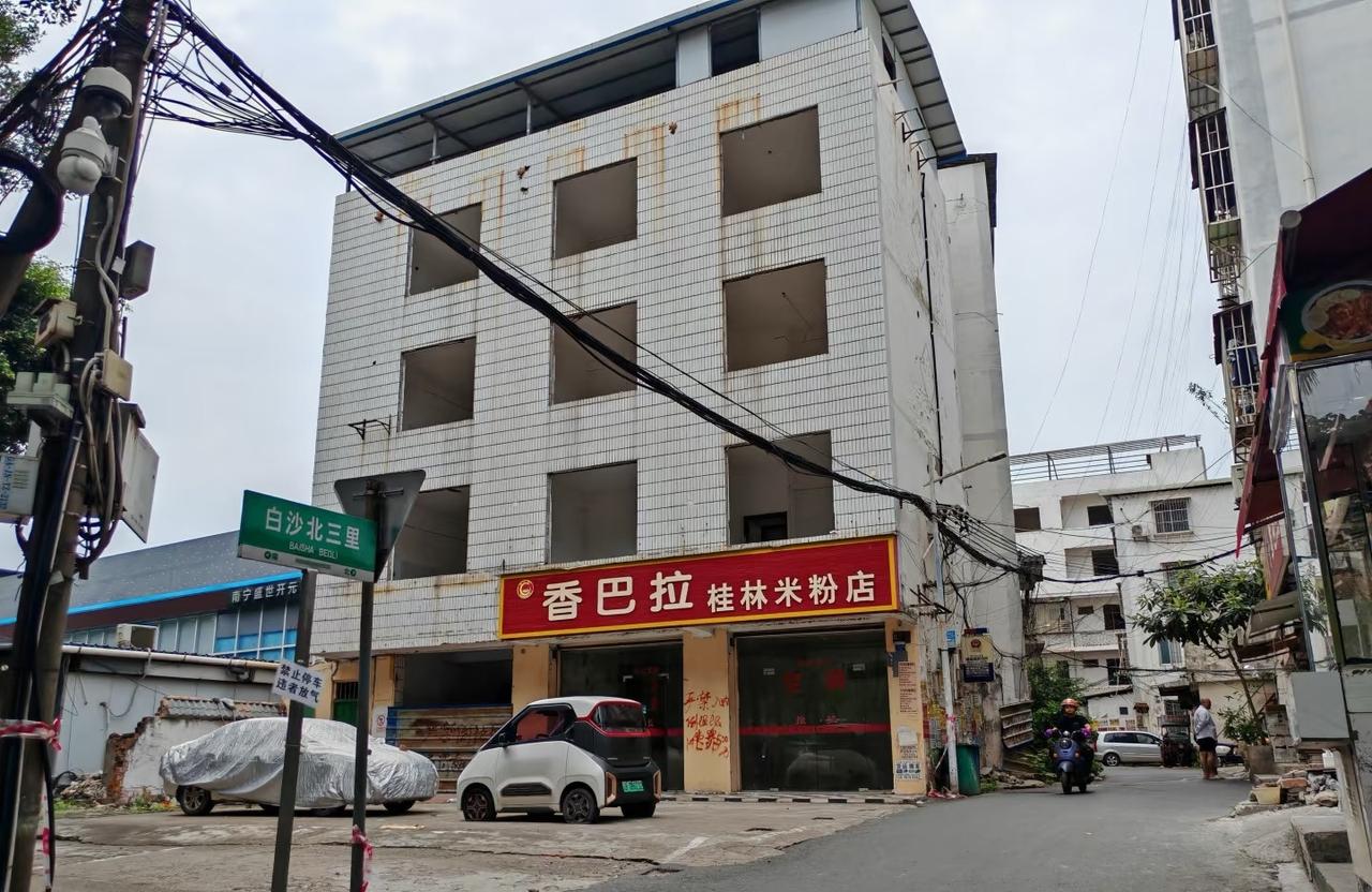 南宁白沙这边的村子空了大半年了吧？

今天恰巧经过白沙半岛，过来这里的村子看了一