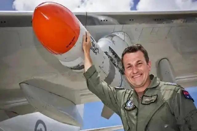 澳大利亚五年来多次侵犯中国领空和领海，恶贯满盈，不给他的点颜色看看永远不会停止他