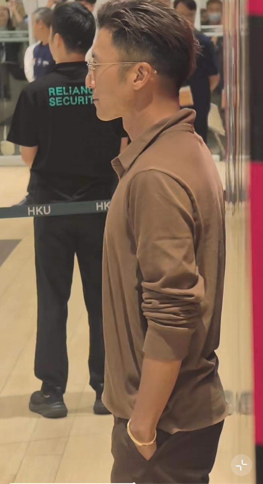 4月2日，谢霆锋现身港大，怼脸拍左脸颊下方有红痘痘了，估计是上火了，他戴了一款黄