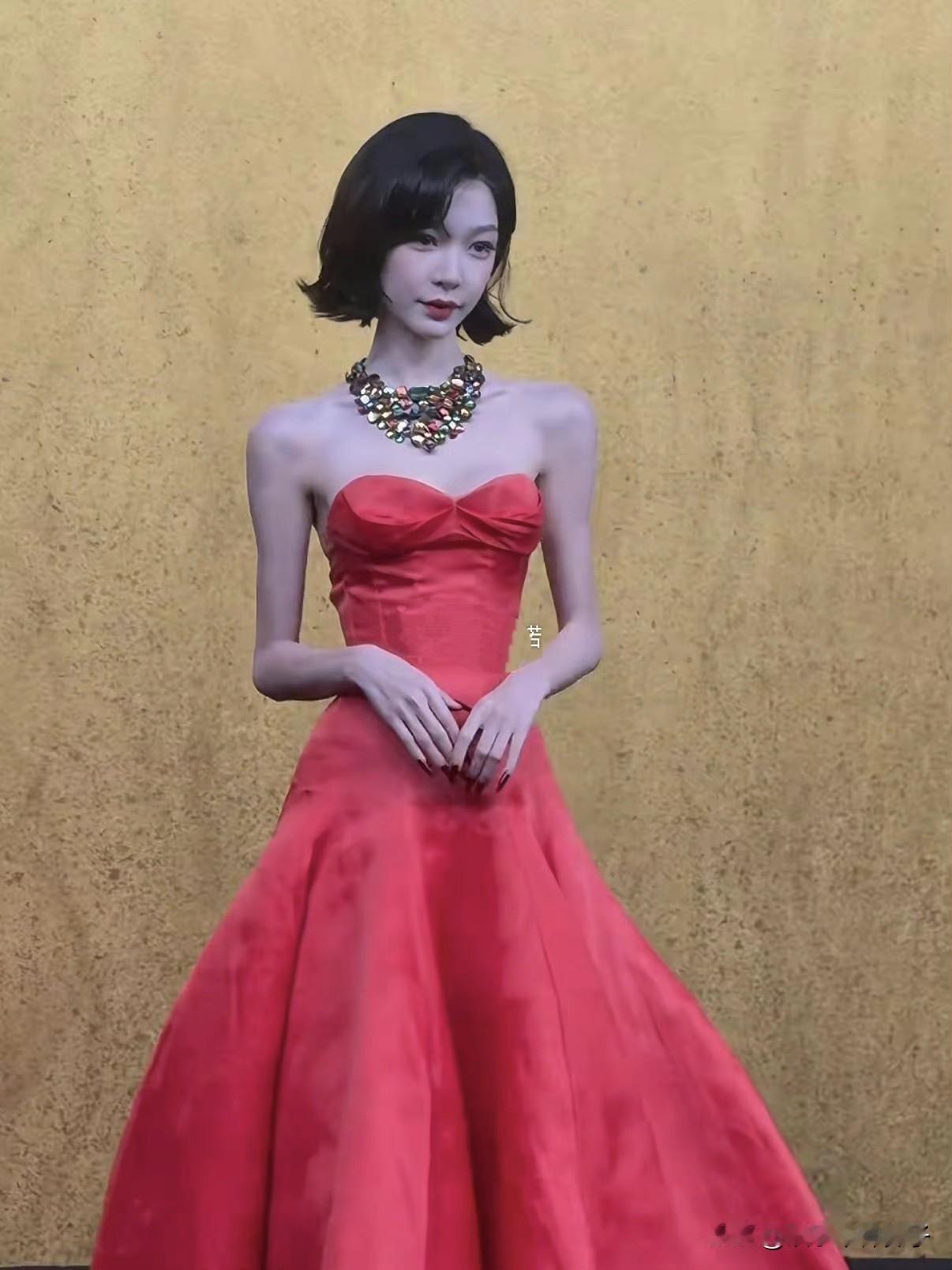 OMG吓到我了！还没见过这么瘦的女明星走红毯……
10月23日，时尚VOGUE红