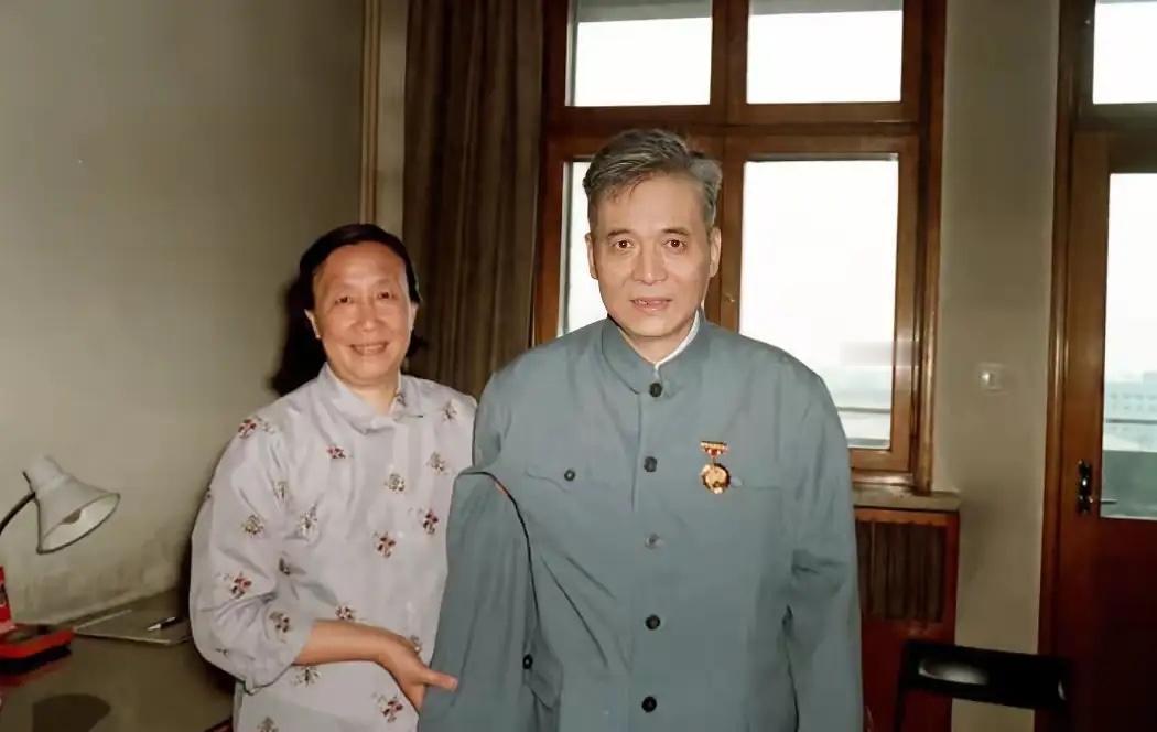 这是邓稼先和妻子许鹿希最让人泪目的照片，都看看吧，许鹿希28年静默相守，兼具学者