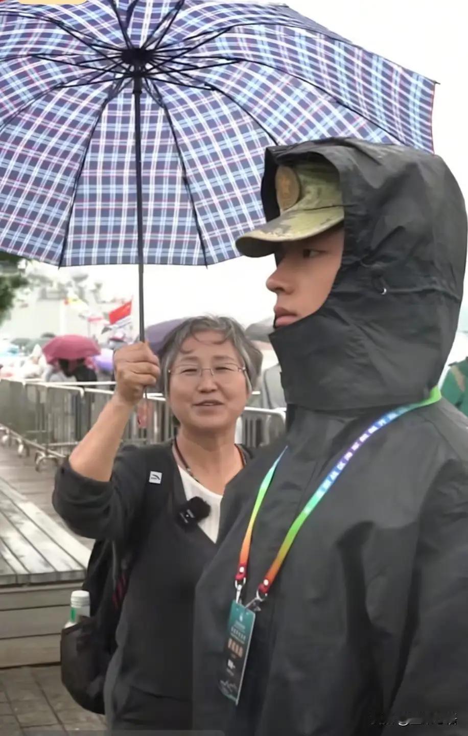 上人民日报了！河南，一位妈妈坐了整整10小时绿皮火车，一路颠簸到青岛去看儿子。谁