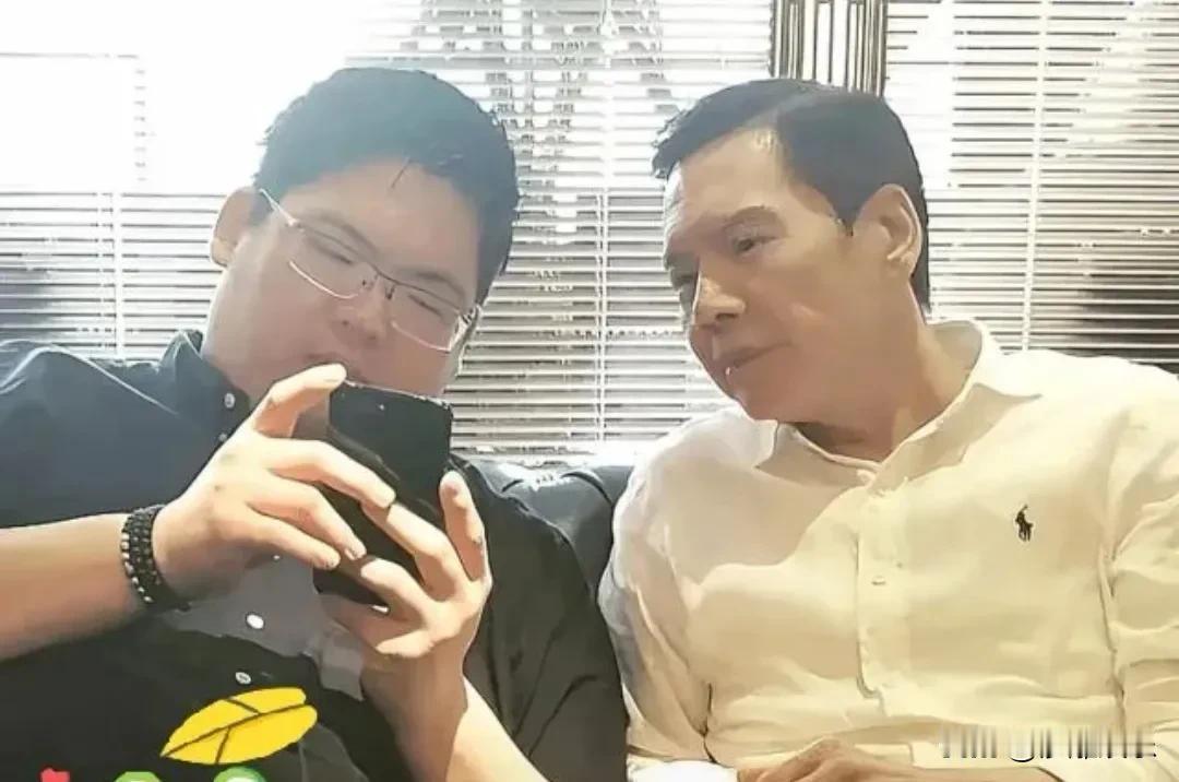 6月21日，父亲节，向来低调到几乎查无此人的向家二公子向佑，突然冲上热搜！
原因