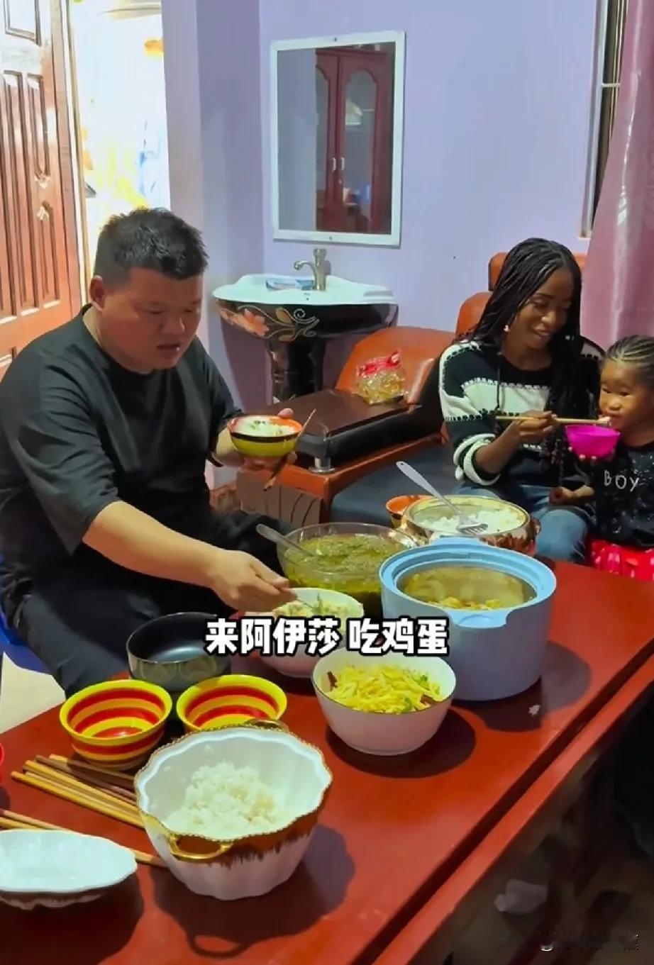 小刘和摄影师光头强完全适应了非洲生活，想吃中国的辣椒酱了，自己动手丰衣足食，到集