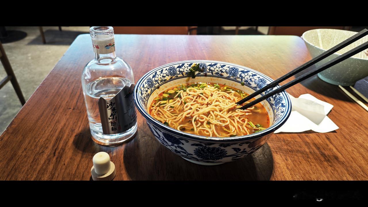 一个人，一碗面，一杯酒:美哉！乐哉！
 
下午3点，我们团队顺利抵达禾木村景区。