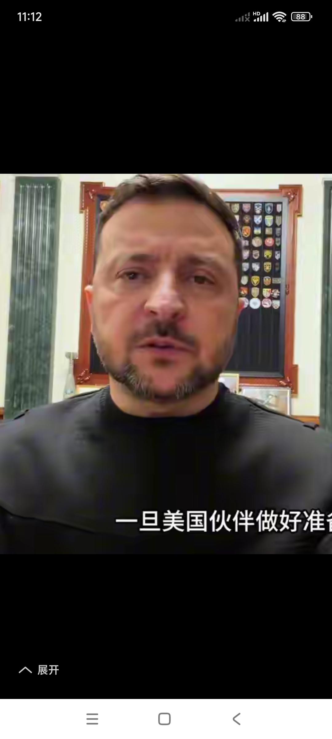 看看乌克兰总统泽连斯基。

两张图片是不是判若两人？

几年光景，变化太大。
