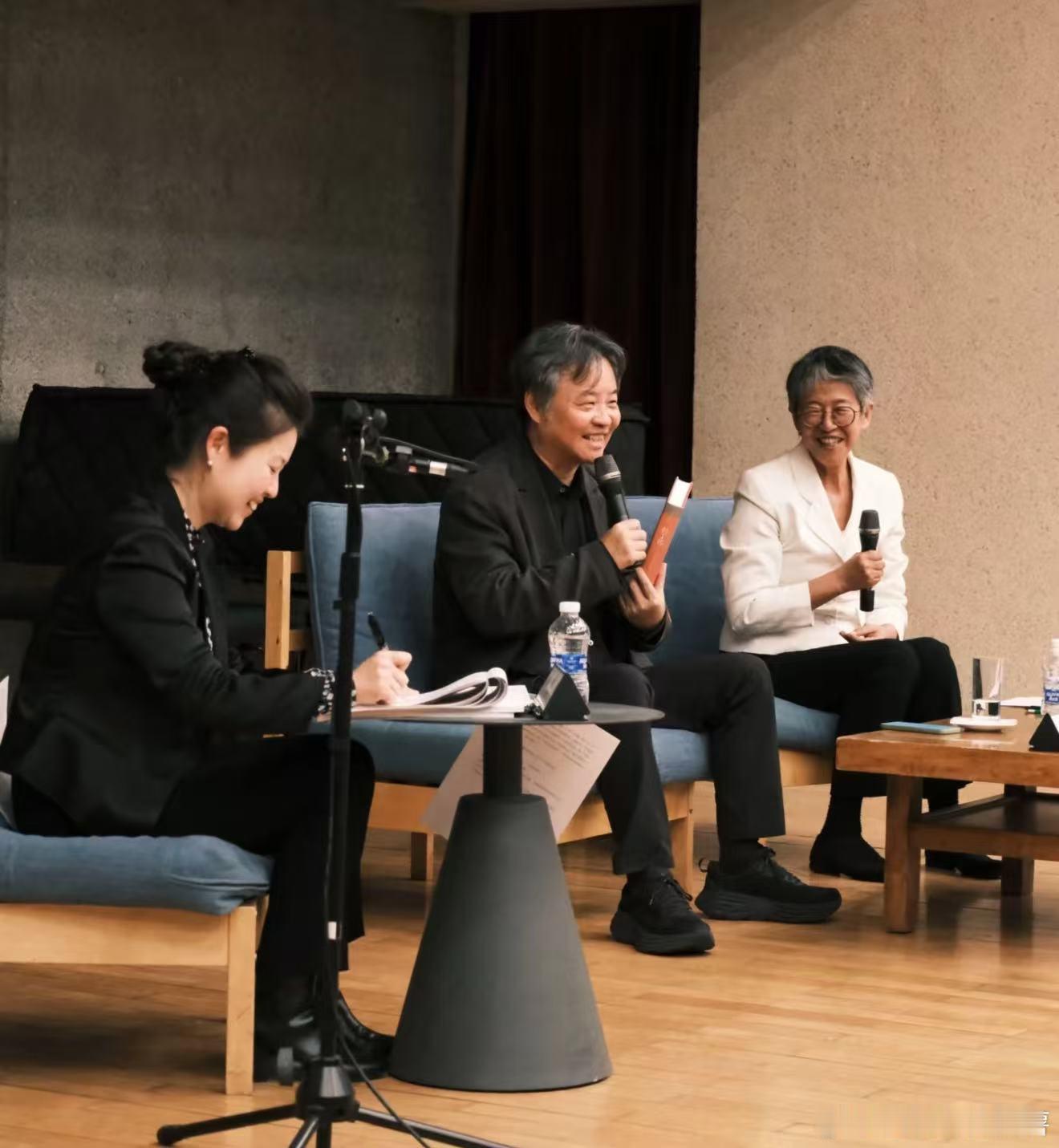 余华说年货也可以是书一本签名书，承载余华的新年祝福，既温暖又治愈，让人倍感舒心。