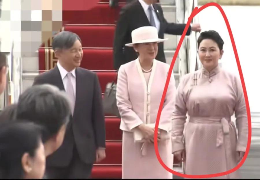 日本天皇访问蒙古，蒙古女外长，亮了！两个大灯，太亮了！天皇扭着头，一直微笑！女外