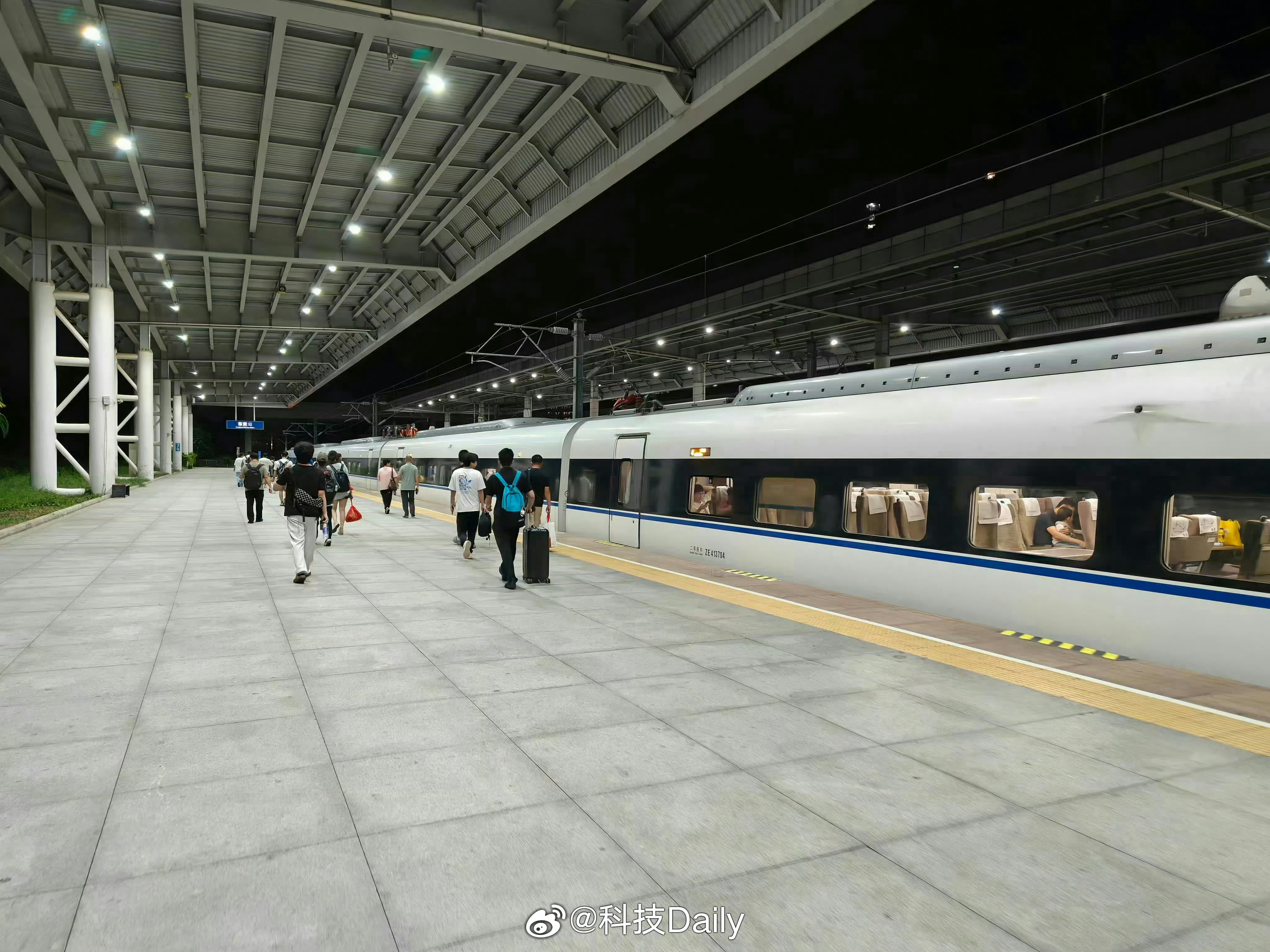 大学生高铁怒吼熊孩子到底是谁错了 我觉得还是家长的责任，公共场所保持安静是最基本