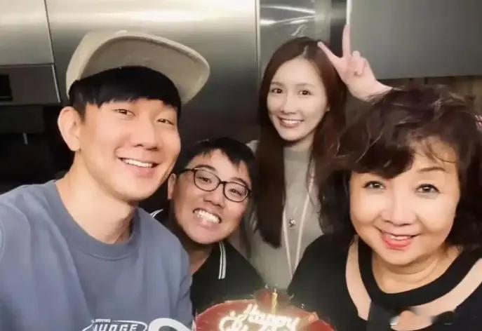 林俊杰前女友发声，原来两人2019年就在一起了！前段时间，林俊杰官宣新女友77，