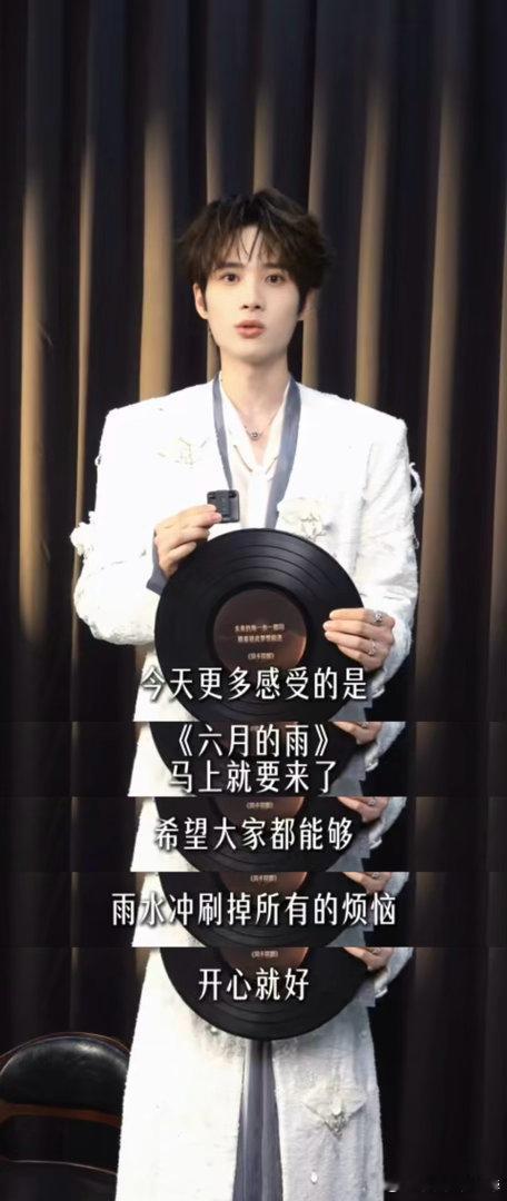 井胧家里有张杰的专辑应援棒和周边国粤无双谁懂啊！井胧追星也太认真了吧💿一屋子张