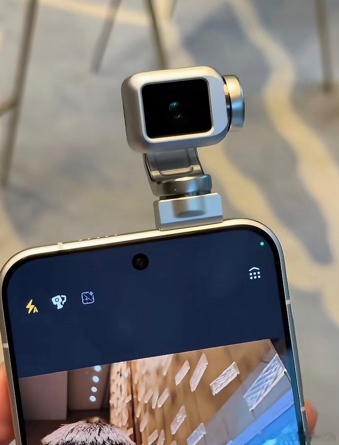 网上已经有大佬开箱荣耀Robot Phone了！看起来操控很流畅，云台上下左右转