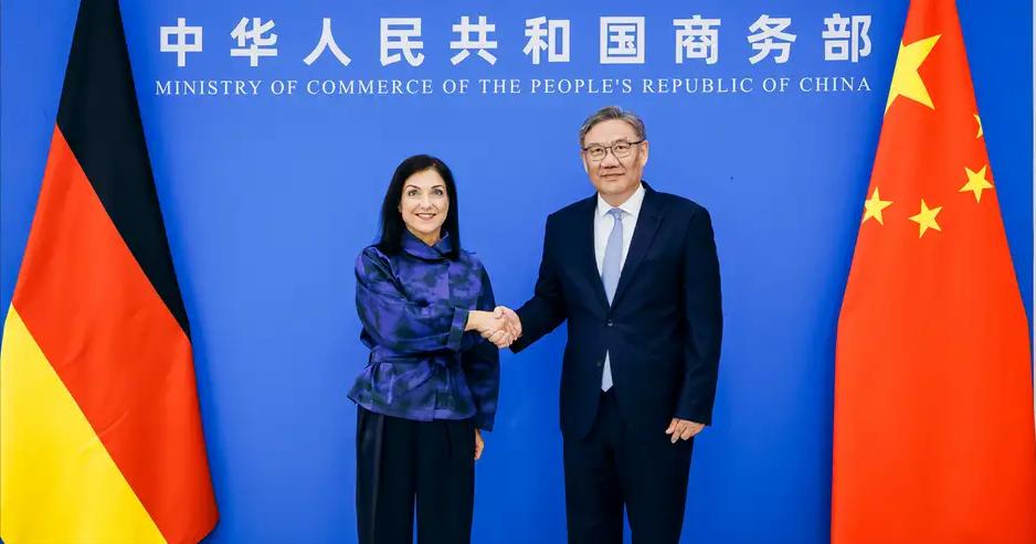 德国之声中文网7月29日引述彭博社报道：“德国正在寻找中国经济软肋，为可能与中国