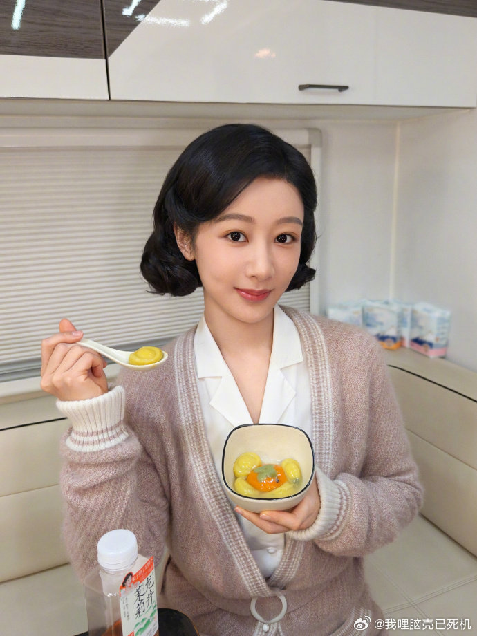 杨紫元宵节抱piupiu营业杨紫吃元宵晒照 杨紫元宵节抱piupiu营业，杨紫吃