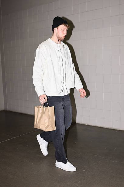 篮网明日伤病报告：小波特（左腿筋拉伤）、戴隆-夏普（左手拇指手术）、沃尔夫（左脚